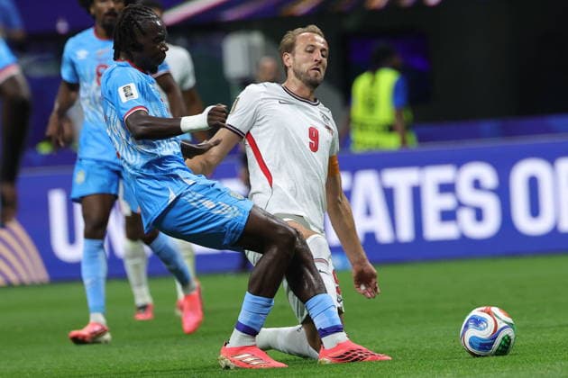 FIFA World Cup, WM, Weltmeisterschaft, Fussball 2026 - Round of 32 - England vs DR Congo Ngal ayel Mukau (L) of DR Congo in action against Harry Kane of England during the FIFA World Cup 2026 Round of 32 match England against Democratic Republic of Congo, in Atlanta, USA, 01 July 2026. ATLANTA United States  Copyright: xCRISTOBALxHERRERA-ULASHKEVICHx