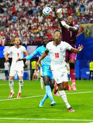 Lionel Mpasi of Congo DR clears from Jude Bellingham of England England v DR Congo, 2026 FIFA World Cup, WM, Weltmeisterschaft, Fussball Group of 32, Football, Atlanta Stadium, Atlanta, Georgia, USA - 01 Jul 2026Atlanta Mercedes-Benz Stadium Georgia (GA) United States of America  Copyright: xJavierxGarcia Shutterstockx 16970375bs