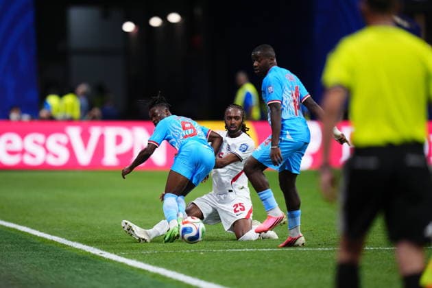 England v DR Congo - FIFA World Cup, WM, Weltmeisterschaft, Fussball 2026 - Round of 32 ATLANTA, USA - JULY 1: Djed Spence (25) of England and Brian Cipenga (9) of Congo compete for the ball during the 2026 FIFA World Cup Round of 32 match between England and DR Congo at Mercedes-Benz Stadium (Atlanta Stadium) in Atlanta, Georgia, United States on July 1, 2026. Jose Hernandez Anadolu Georgia United States. Editorial use only. Please get in touch for any other usage.  Copyright: x2026xAnadoluxJosexHernandezx