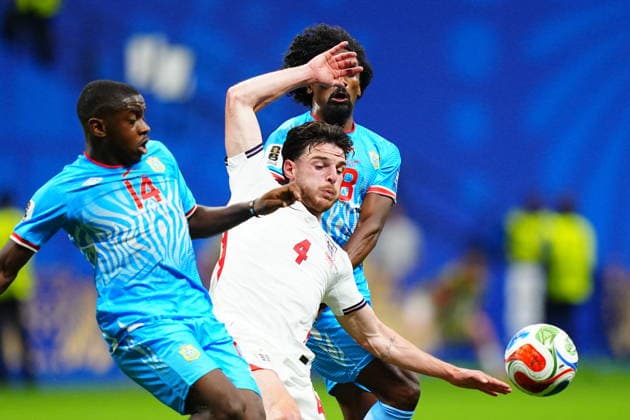 England v DR Congo - FIFA World Cup, WM, Weltmeisterschaft, Fussball 2026 - Round of 32 ATLANTA, USA - JULY 1: Declan Rice (4) of England in action against Noah Sadiki (14) and Samuel Moutoussamy (8) of DR Congo during 2026 FIFA World Cup Round of 32 match between England and DR Congo at Mercedes-Benz Stadium (Atlanta Stadium) in Atlanta, Georgia, United States on July 1, 2026. Evrim Aydin Anadolu Georgia United States. Editorial use only. Please get in touch for any other usage.  Copyright: x2026xAnadoluxEvrimxAydinx