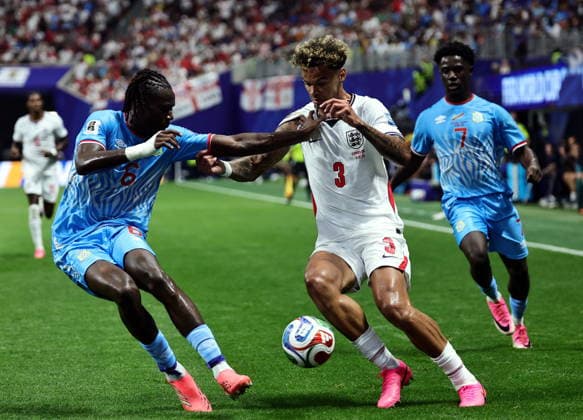 FIFA World Cup, WM, Weltmeisterschaft, Fussball 2026 - Round of 32 - England vs DR Congo Ngal ayel Mukau of DR Congo (L) and Nico O Reilly of England in action during the FIFA World Cup 2026 Round of 32 match England against Democratic Republic of Congo, in Atlanta, USA, 01 July 2026. ATLANTA United States  Copyright: xRONALDxWITTEKx