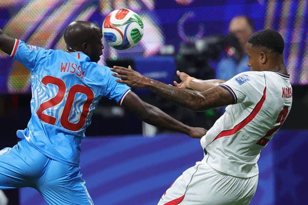 FIFA World Cup, WM, Weltmeisterschaft, Fussball 2026 - Round of 32 - England vs DR Congo Yoane Wissa (L) of DR Congo in action against Ezri Konsa of England during the FIFA World Cup 2026 Round of 32 match England against Democratic Republic of Congo, in Atlanta, USA, 01 July 2026. ATLANTA United States  Copyright: xCRISTOBALxHERRERA-ULASHKEVICHx