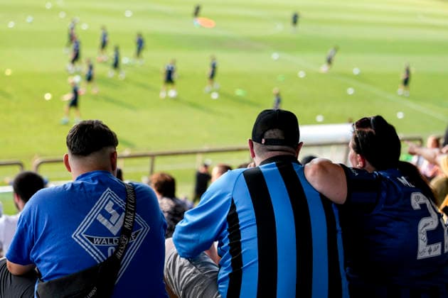 Fans vom SV Waldhof Mannheim beobachten das Training, Fans, Publikum, Zuschauer, Stimmung, Atmosphäre, Stadion, 01.07.2026, Mannheim (Deutschland), Fussball, 3. Liga, Trainingsstart SV Waldhof Mannheim, DFB DFL REGULATIONS PROHIBIT ANY USE OF PHOTOGRAPHS AS IMAGE SEQUENCES AND OR QUASI-VIDEO. *** SV Waldhof Mannheim fans watch the training session; fans, audience, spectators, mood, atmosphere, stadium, July 1, 2026, Mannheim, Germany, soccer, 3rd Division, start of training for SV Waldhof Mannheim; DFB and DFL regulations prohibit any use of photographs as image sequences and or quasi-video xozx