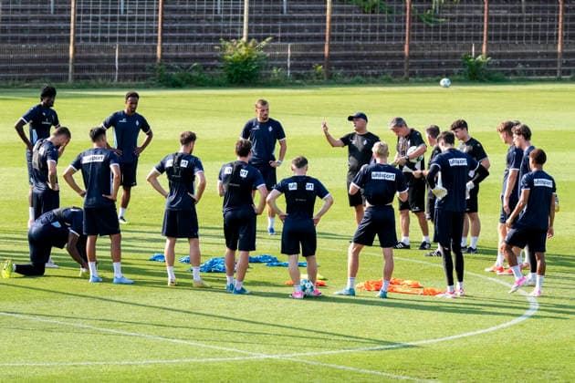 Rui Mota (Trainer, Cheftrainer, SV Waldhof), gibt seinen Spielern im Teamkreis Anweisungen, gestikuliert, mit den Armen gestikulieren, Spieler vom SV Waldhof Mannheim, 01.07.2026, Mannheim (Deutschland), Fussball, 3. Liga, Trainingsstart SV Waldhof Mannheim, DFB DFL REGULATIONS PROHIBIT ANY USE OF PHOTOGRAPHS AS IMAGE SEQUENCES AND OR QUASI-VIDEO. *** Rui Mota, head coach of SV Waldhof, gives instructions to his players during a team huddle, gesturing with his arms; SV Waldhof Mannheim players, July 1, 2026, Mannheim, Germany, soccer, 3. Liga, start of training for SV Waldhof Mannheim; DFB and DFL regulations prohibit any use of photographs as image sequences and or quasi-video xozx