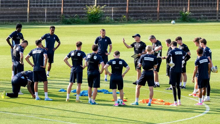 Rui Mota (Trainer, Cheftrainer, SV Waldhof), gibt seinen Spielern im Teamkreis Anweisungen, gestikuliert, mit den Armen gestikulieren, Spieler vom SV Waldhof Mannheim, 01.07.2026, Mannheim (Deutschland), Fussball, 3. Liga, Trainingsstart SV Waldhof Mannheim, DFB DFL REGULATIONS PROHIBIT ANY USE OF PHOTOGRAPHS AS IMAGE SEQUENCES AND OR QUASI-VIDEO. *** Rui Mota, head coach of SV Waldhof, gives instructions to his players during a team huddle, gesturing with his arms; SV Waldhof Mannheim players, July 1, 2026, Mannheim, Germany, soccer, 3. Liga, start of training for SV Waldhof Mannheim; DFB and DFL regulations prohibit any use of photographs as image sequences and or quasi-video xozx