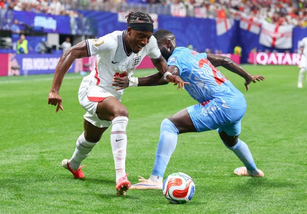 England s Noni Madueke (20) tries to get past DR Congo s Arthur Masuaku in the first half of a Round of 32 FIFA World Cup, WM, Weltmeisterschaft, Fussball match at Atlanta Stadium in Atlanta, Georgia, on Wednesday, July 1, 2026.  ATL20260701908 CHRISTIANxBRUNSKILL