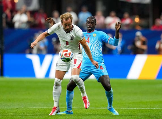 Harry Kane (England, 9) im Zweikampf mit Axel Tuanzebe (DR Kongo, 4) USA, FIFA Weltmeisterschaft, Sechzehntelfinale, England vs DR-Kongo, Atlanta, 01.07.2026 FIFA Weltmeisterschaft, Sechzehntelfinale, England vs DR-Kongo, Atlanta, 01.07.2026 Atlanta *** Harry Kane (England), No. 9, in a tackle with Axel Tuanzebe (DR Congo), No. 4 (USA), FIFA World Cup, Round of 32, England vs. DR Congo, Atlanta, July 1, 2026 FIFA World Cup, Round of 32, England vs. DR Congo, Atlanta, July 1, 2026 Atlanta Copyright: xEibner-Pressefoto ScottxColemanx EP_SCN
