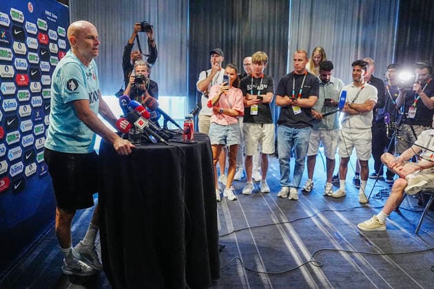 Fotball-VM 2026: Dallas, Texas , USA 20260701. Landslagssjef Stale Solbakken moter pressen pa spillerhotellet dagen etter seier mot Elfenbenskysten i fotball-VM 2026. Foto: Terje Pedersen NTB Dallas, Texas USA EDITORIAL USE ONLY. RESTRICTED USE FOR BETTING COMPANIES Ref:_SPOA6UiwwZcRYQ.jpg *** 2026 FIFA World Cup, Dallas, Texas, USA, July 1, 2026: National team coach Stale Solbakken addresses the press at the players hotel the day after the victory over Ivory Coast in the 2026 FIFA World Cup. Photo: Terje Pedersen, NTB, Dallas, Texas, USA EDITORIAL USE ONLY RESTRICTED USE FOR BETTING COMPANIES  Copyright: xTerjexPedersenx xNTBx