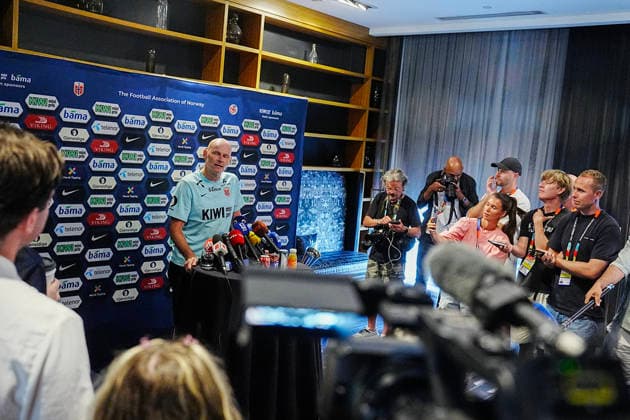 Fotball-VM 2026: Dallas, Texas , USA 20260701. Landslagssjef Stale Solbakken moter pressen pa spillerhotellet dagen etter seier mot Elfenbenskysten i fotball-VM 2026. Foto: Terje Pedersen NTB Dallas, Texas USA EDITORIAL USE ONLY. RESTRICTED USE FOR BETTING COMPANIES Ref:_SPOcF4YsZXBL88.jpg *** 2026 FIFA World Cup, Dallas, Texas, USA, July 1, 2026: National team coach Stale Solbakken addresses the press at the players hotel the day after the victory over Ivory Coast in the 2026 FIFA World Cup. Photo: Terje Pedersen, NTB, Dallas, Texas, USA EDITORIAL USE ONLY RESTRICTED USE FOR BETTING COMPANIES  Copyright: xTerjexPedersenx xNTBx