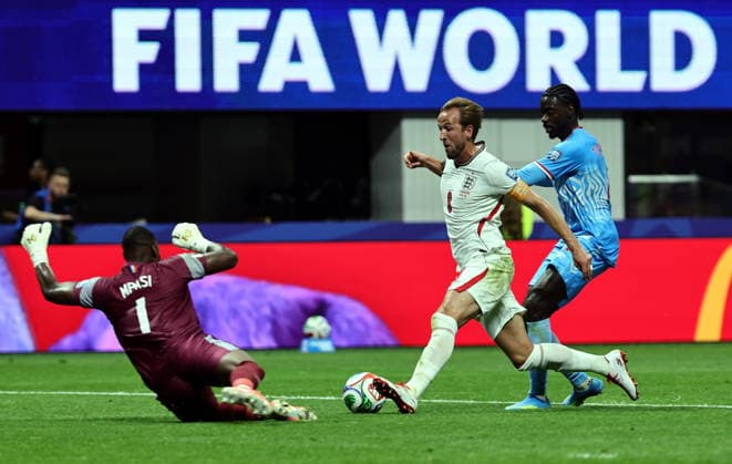 FIFA World Cup, WM, Weltmeisterschaft, Fussball 2026 - Round of 32 - England vs DR Congo Goalkeeper Lionel Mpasi of DR Congo in action against Harry Kane of England during the FIFA World Cup 2026 Round of 32 match England against Democratic Republic of Congo, in Atlanta, USA, 01 July 2026. ATLANTA United States  Copyright: xRONALDxWITTEKx