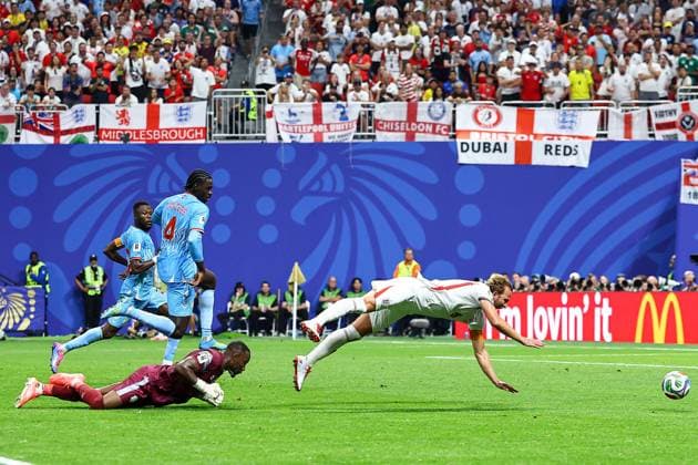 Harry Kane of England is challenged by Lionel Mpasi of DR Congo England v DR Congo, 2026 FIFA World Cup, WM, Weltmeisterschaft, Fussball Group of 32, Football, Atlanta Stadium, Atlanta, Georgia, USA - 01 Jul 2026Atlanta Mercedes-Benz Stadium Georgia (GA) United States of America  Copyright: xMIchaelxZemanek Shutterstockx 16970378ap