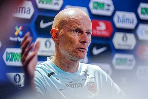 Fotball-VM 2026: Dallas, Texas , USA 20260701. Landslagssjef Stale Solbakken moter pressen pa spillerhotellet dagen etter seier mot Elfenbenskysten i fotball-VM 2026. Foto: Terje Pedersen NTB Dallas, Texas USA EDITORIAL USE ONLY. RESTRICTED USE FOR BETTING COMPANIES Ref:_SPOpHhhqt4eZf0.jpg *** 2026 FIFA World Cup, Dallas, Texas, USA, July 1, 2026: National team coach Stale Solbakken addresses the press at the players hotel the day after the victory over Ivory Coast in the 2026 FIFA World Cup. Photo: Terje Pedersen, NTB, Dallas, Texas, USA EDITORIAL USE ONLY RESTRICTED USE FOR BETTING COMPANIES  Copyright: xTerjexPedersenx xNTBx