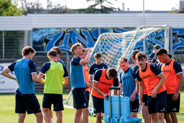 Spieler vom SV Waldhof Mannheim bei einer Trinkpause, Hydration break, 01.07.2026, Mannheim (Deutschland), Fussball, 3. Liga, Trainingsstart SV Waldhof Mannheim, DFB DFL REGULATIONS PROHIBIT ANY USE OF PHOTOGRAPHS AS IMAGE SEQUENCES AND OR QUASI-VIDEO. *** SV Waldhof Mannheim players taking a hydration break, July 1, 2026, Mannheim, Germany, soccer, 3rd Division, start of training for SV Waldhof Mannheim, DFB and DFL regulations prohibit any use of photographs as image sequences and or quasi-video xozx