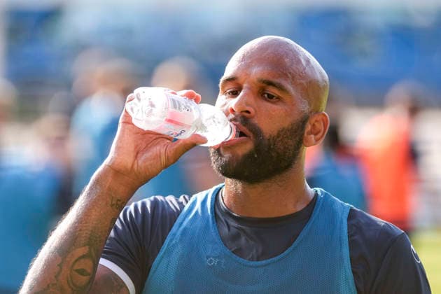 Terrence Boyd (SV Waldhof, 13), Spieler vom SV Waldhof Mannheim bei einer Trinkpause, Hydration break, Einzelbild, Einzelfoto, Aktion, Action, 01.07.2026, Mannheim (Deutschland), Fussball, 3. Liga, Trainingsstart SV Waldhof Mannheim, DFB DFL REGULATIONS PROHIBIT ANY USE OF PHOTOGRAPHS AS IMAGE SEQUENCES AND OR QUASI-VIDEO. *** Terrence Boyd, SV Waldhof, 13, a player for SV Waldhof Mannheim during a hydration break, single frame, single photo, action, July 1, 2026, Mannheim, Germany, soccer, 3. Liga, start of training for SV Waldhof Mannheim, DFB and DFL regulations prohibit any use of photographs as image sequences and or quasi-video xozx