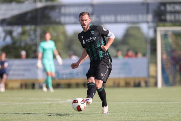 01.07.2026, xtgx, Fussball Testspiel, TSV Pattensen - Hannover 96 emspor, v.l. Boris Tomiak (Hannover, 3) Freisteller, Einzelbild, Ganzkoerper, single frame (DFL DFB REGULATIONS PROHIBIT ANY USE OF PHOTOGRAPHS as IMAGE SEQUENCES and or QUASI-VIDEO) Pattensen *** July 1, 2026, xtgx, Soccer Friendly Match, TSV Pattensen vs. Hannover 96, from left: Boris Tomiak (Hannover), 3 free kicks, single frame, full-body shot, single frame. DFL and DFB regulations prohibit any use of photographs as image sequences and or quasi-video. Pattensen