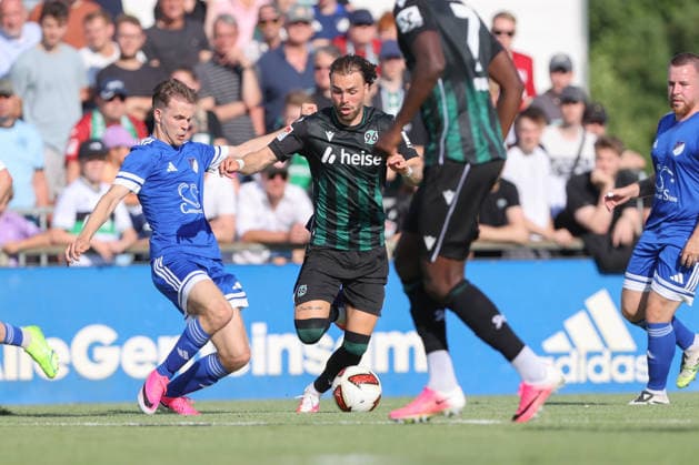 01.07.2026, xtgx, Fussball Testspiel, TSV Pattensen - Hannover 96 emspor, v.l. Kolja Oudenne (Hannover, 29) Zweikampf, Duell, Kampf, tackle (DFL DFB REGULATIONS PROHIBIT ANY USE OF PHOTOGRAPHS as IMAGE SEQUENCES and or QUASI-VIDEO) Pattensen *** July 1, 2026, xtgx, soccer exhibition match, TSV Pattensen vs. Hannover 96, from left: Kolja Oudenne (Hannover), 29 Tackle, duel, battle, DFL DFB REGULATIONS PROHIBIT ANY USE OF PHOTOGRAPHS AS IMAGE SEQUENCES AND OR QUASI-VIDEO Pattensen