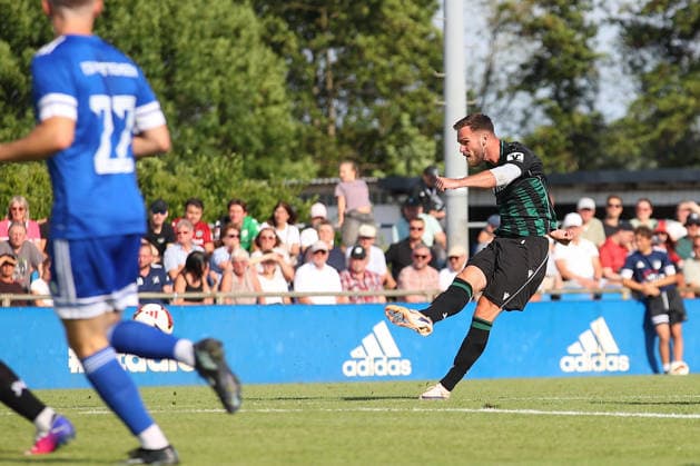 01.07.2026, xtgx, Fussball Testspiel, TSV Pattensen - Hannover 96 emspor, v.l. Boris Tomiak (Hannover, 3) schiesst den Ball aufs Tor, Torschuss, Schuss (DFL DFB REGULATIONS PROHIBIT ANY USE OF PHOTOGRAPHS as IMAGE SEQUENCES and or QUASI-VIDEO) Pattensen *** July 1, 2026, xtgx, soccer exhibition match, TSV Pattensen vs. Hannover 96, from left: Boris Tomiak (Hannover), No. 3 shoots the ball toward the goal, shot on goal, shot DFL DFB REGULATIONS PROHIBIT ANY USE OF PHOTOGRAPHS as IMAGE SEQUENCES and or QUASI-VIDEO Pattensen