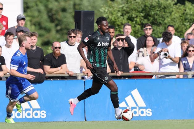 01.07.2026, xtgx, Fussball Testspiel, TSV Pattensen - Hannover 96 emspor, v.l. Mustapha Bundu (Hannover, 7) (DFL DFB REGULATIONS PROHIBIT ANY USE OF PHOTOGRAPHS as IMAGE SEQUENCES and or QUASI-VIDEO) Pattensen *** July 1, 2026, xtgx, soccer exhibition match, TSV Pattensen vs. Hannover 96, from left: Mustapha Bundu (Hannover), 7. DFL and DFB regulations prohibit any use of photographs as image sequences and or quasi-video. Pattensen