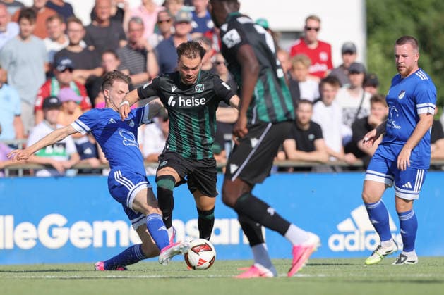 01.07.2026, xtgx, Fussball Testspiel, TSV Pattensen - Hannover 96 emspor, v.l. Kolja Oudenne (Hannover, 29) Zweikampf, Duell, Kampf, tackle (DFL DFB REGULATIONS PROHIBIT ANY USE OF PHOTOGRAPHS as IMAGE SEQUENCES and or QUASI-VIDEO) Pattensen *** July 1, 2026, xtgx, soccer exhibition match, TSV Pattensen vs. Hannover 96, from left: Kolja Oudenne (Hannover), 29 Tackle, duel, battle, DFL DFB REGULATIONS PROHIBIT ANY USE OF PHOTOGRAPHS AS IMAGE SEQUENCES AND OR QUASI-VIDEO Pattensen