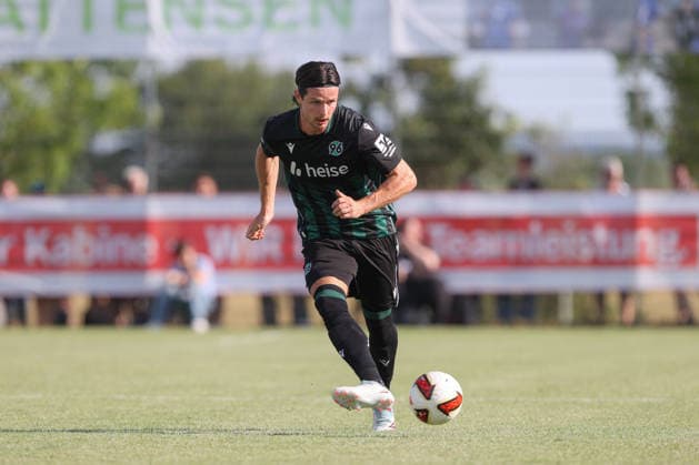 01.07.2026, xtgx, Fussball Testspiel, TSV Pattensen - Hannover 96 emspor, v.l. Jean Hugonet (Hannover) Freisteller, Einzelbild, Ganzkoerper, single frame (DFL DFB REGULATIONS PROHIBIT ANY USE OF PHOTOGRAPHS as IMAGE SEQUENCES and or QUASI-VIDEO) Pattensen *** July 1, 2026, xtgx, Soccer Friendly Match, TSV Pattensen Hannover 96 emspor, from left: Jean Hugonet Hannover, cutout, single frame, full-body, single frame. DFL and DFB regulations prohibit any use of photographs as image sequences and or quasi-video. Pattensen