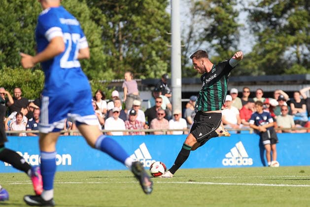 01.07.2026, xtgx, Fussball Testspiel, TSV Pattensen - Hannover 96 emspor, v.l. Boris Tomiak (Hannover, 3) schiesst den Ball aufs Tor, Torschuss, Schuss (DFL DFB REGULATIONS PROHIBIT ANY USE OF PHOTOGRAPHS as IMAGE SEQUENCES and or QUASI-VIDEO) Pattensen *** July 1, 2026, xtgx, soccer exhibition match, TSV Pattensen vs. Hannover 96, from left: Boris Tomiak (Hannover), No. 3 shoots the ball toward the goal, shot on goal, shot DFL DFB REGULATIONS PROHIBIT ANY USE OF PHOTOGRAPHS as IMAGE SEQUENCES and or QUASI-VIDEO Pattensen