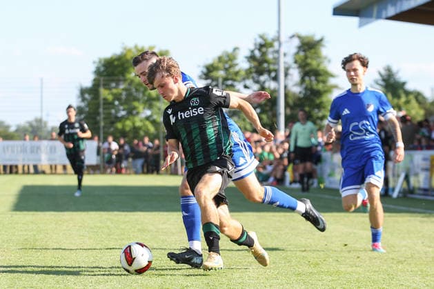 01.07.2026, xtgx, Fussball Testspiel, TSV Pattensen - Hannover 96 emspor, v.l. Tom Hobrecht (Hannover) (DFL DFB REGULATIONS PROHIBIT ANY USE OF PHOTOGRAPHS as IMAGE SEQUENCES and or QUASI-VIDEO) Pattensen *** July 1, 2026, xtgx, soccer exhibition match, TSV Pattensen vs. Hannover 96, from left: Tom Hobrecht, Hannover. DFL and DFB regulations prohibit any use of photographs as image sequences and or quasi-video. Pattensen