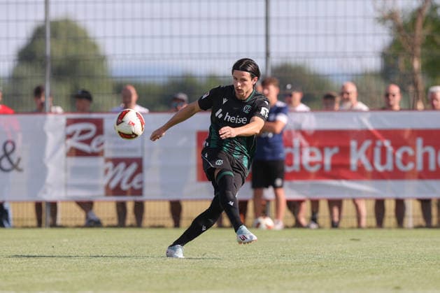 01.07.2026, xtgx, Fussball Testspiel, TSV Pattensen - Hannover 96 emspor, v.l. Jean Hugonet (Hannover) Freisteller, Einzelbild, Ganzkoerper, single frame (DFL DFB REGULATIONS PROHIBIT ANY USE OF PHOTOGRAPHS as IMAGE SEQUENCES and or QUASI-VIDEO) Pattensen *** July 1, 2026, xtgx, Soccer Friendly Match, TSV Pattensen Hannover 96 emspor, from left: Jean Hugonet Hannover, cutout, single frame, full-body, single frame. DFL and DFB regulations prohibit any use of photographs as image sequences and or quasi-video. Pattensen