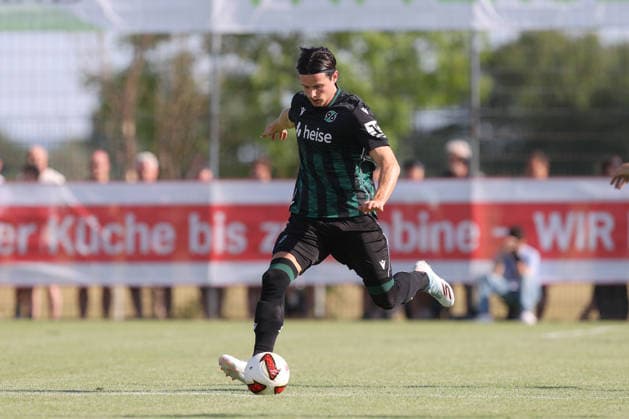 01.07.2026, xtgx, Fussball Testspiel, TSV Pattensen - Hannover 96 emspor, v.l. Jean Hugonet (Hannover) Freisteller, Einzelbild, Ganzkoerper, single frame (DFL DFB REGULATIONS PROHIBIT ANY USE OF PHOTOGRAPHS as IMAGE SEQUENCES and or QUASI-VIDEO) Pattensen *** July 1, 2026, xtgx, Soccer Friendly Match, TSV Pattensen Hannover 96 emspor, from left: Jean Hugonet Hannover, cutout, single frame, full-body, single frame. DFL and DFB regulations prohibit any use of photographs as image sequences and or quasi-video. Pattensen