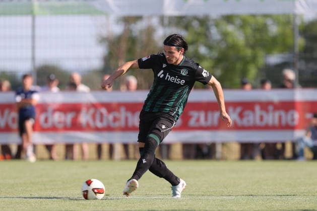 01.07.2026, xtgx, Fussball Testspiel, TSV Pattensen - Hannover 96 emspor, v.l. Jean Hugonet (Hannover) Freisteller, Einzelbild, Ganzkoerper, single frame (DFL DFB REGULATIONS PROHIBIT ANY USE OF PHOTOGRAPHS as IMAGE SEQUENCES and or QUASI-VIDEO) Pattensen *** July 1, 2026, xtgx, Soccer Friendly Match, TSV Pattensen Hannover 96 emspor, from left: Jean Hugonet Hannover, cutout, single frame, full-body, single frame. DFL and DFB regulations prohibit any use of photographs as image sequences and or quasi-video. Pattensen