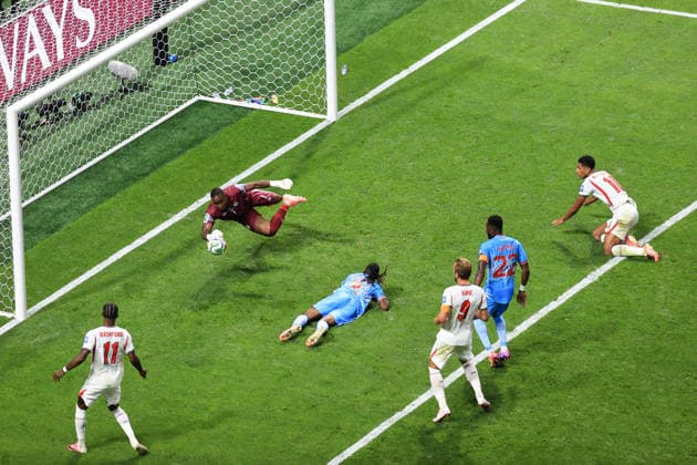 Sport Bilder des Tages Football - FIFA World Cup, WM, Weltmeisterschaft, Fussball - Round of 32 - Round of 32 - England v DR Congo 1st July 2026 - FIFA World Cup - Round of 32 - England v DR Congo - DR Congo goalkeeper Lionel Mpasi saves a header from Jude Bellingham of England - Photo: Simon Stacpoole Offside. Atlanta USA *** Fußball – FIFA-Weltmeisterschaft – Runde der letzten 32 – Runde der letzten 32 – England gegen DR Kongo – 1. Juli 2026 – FIFA-Weltmeisterschaft – Runde der letzten 32 – England gegen DR Kongo – Der Torhüter der DR Kongo, Lionel Mpasi, pariert einen Kopfball von Jude Bellingham aus England – Foto: Simon Stacpoole – Abseits – Atlanta, USA  Copyright: xSimonxStacpoolexOffside