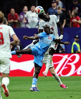 FIFA World Cup, WM, Weltmeisterschaft, Fussball 2026 - Round of 32 - England vs DR Congo Marc Guehi of England (R) and Yoane Wissa of DR Congo in action during the FIFA World Cup 2026 Round of 32 match England against Democratic Republic of Congo, in Atlanta, USA, 01 July 2026. ATLANTA United States  Copyright: xRONALDxWITTEKx