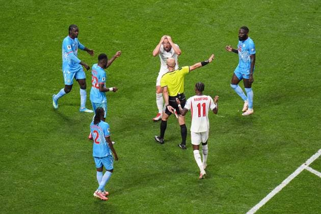 Harry Kane of England reacts to being challenged by Lionel Mpasi of DR Congo England v DR Congo, 2026 FIFA World Cup, WM, Weltmeisterschaft, Fussball Group of 32, Football, Atlanta Stadium, Atlanta, Georgia, USA - 01 Jul 2026Atlanta Mercedes-Benz Stadium Georgia (GA) United States of America  Copyright: xIsmaelxAdnan Shutterstockx 16970376ad