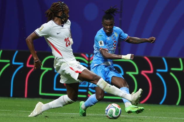 Sport Themen der Woche KW27 Sport Bilder des Tages FIFA World Cup, WM, Weltmeisterschaft, Fussball 2026 - Round of 32 - England vs DR Congo Brian Cipenga (R) of DR Congo in action against Djed Spence of England during the FIFA World Cup 2026 Round of 32 match England against Democratic Republic of Congo, in Atlanta, USA, 01 July 2026. ATLANTA United States  Copyright: xCRISTOBALxHERRERA-ULASHKEVICHx