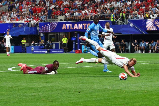 FIFA World Cup, WM, Weltmeisterschaft, Fussball 2026: England v DR Congo ATLANTA, USA - 1st July 2026: Harry Kane of England goes down under the challenge of Lionel Mpasi of DR Congo and appeals for a penalty during the FIFA World Cup 2026 Round of 32 match between England and DR Congo at Atlanta Stadium Atlanta Atlanta Stadium United States of America Copyright: xCraigxMercerx xPeakxActionxPhotosx