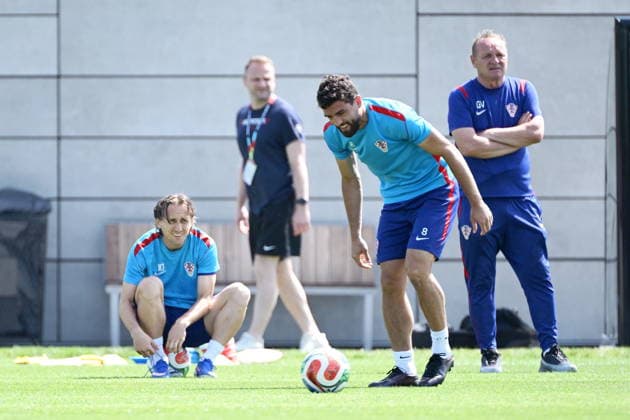 Canada, Toronto, 010726. Centennial Park Stadium. Training of the Croatian national football team after arriving in Toronto, where the day after tomorrow they will play a knock-out match in the round of 16 of the World Cup against Portugal. In the photo: Luka Modric, Mateo Kovacic. Photo: Boris Kovacev CROPIX Copyright: xxBorisxKovacevx trening_reprezentacija1-010726