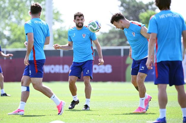 Canada, Toronto, 010726. Centennial Park Stadium. Training of the Croatian national football team after arriving in Toronto, where the day after tomorrow they will play a knock-out match in the round of 16 of the World Cup against Portugal. In the photo: Mateo Kovacic, Ivan Perisic. Photo: Boris Kovacev CROPIX Copyright: xxBorisxKovacevx trening_reprezentacija6-010726