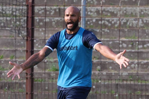 01.07.2026, xrekx, Fussball 3.Liga, SV Waldhof Mannheim - Trainingsauftakt Saison 2026 27 v.l. Terrence Boyd (SV Waldhof Mannheim) gibt Anweisungen, gestikuliert, mit den Armen gestikulieren gives instructions, gesticulate (DFL DFB REGULATIONS PROHIBIT ANY USE OF PHOTOGRAPHS as IMAGE SEQUENCES and or QUASI-VIDEO) Mannheim *** July 1, 2026, xrekx, Soccer 3rd Division, SV Waldhof Mannheim Start of Training for the 2026–27 Season; from left: Terrence Boyd, SV Waldhof Mannheim, giving instructions, gesturing with his arms, gesticulates DFL DFB REGULATIONS PROHIBIT ANY USE OF PHOTOGRAPHS as IMAGE SEQUENCES and or QUASI-VIDEO Mannheim