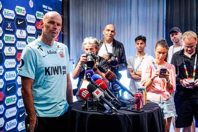 Sport Bilder des Tages Fotball-VM 2026: Dallas, Texas , USA 20260701. Landslagssjef Stale Solbakken moter pressen pa spillerhotellet dagen etter seier mot Elfenbenskysten i fotball-VM 2026. Foto: Terje Pedersen NTB Dallas, Texas USA EDITORIAL USE ONLY. RESTRICTED USE FOR BETTING COMPANIES Ref:_SPO_fwsX5slhyI.jpg *** 2026 FIFA World Cup, Dallas, Texas, USA, July 1, 2026: National team coach Stale Solbakken addresses the press at the players hotel the day after the victory over Ivory Coast in the 2026 FIFA World Cup. Photo: Terje Pedersen, NTB, Dallas, Texas, USA EDITORIAL USE ONLY RESTRICTED USE FOR BETTING COMPANIES  Copyright: xTerjexPedersenx xNTBx