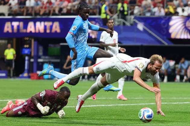 Harry Kane of England is felled by Lionel Mpasi of Congo DR but no penalty during the FIFA World Cup, WM, Weltmeisterschaft, Fussball 2026 last 32 match between England and Congo DR at the Mercedez-Benz Stadium, Atlanta, USA on 1 July 2026. Copyright: xPeterxDovganx 45220022