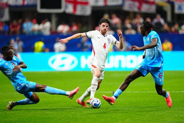 England v DR Congo - FIFA World Cup, WM, Weltmeisterschaft, Fussball 2026 - Round of 32 ATLANTA, USA - JULY 1: Declan Rice (4) of England in action against Ngal’ayel Mukau (6) of DR Congo during 2026 FIFA World Cup Round of 32 match between England and DR Congo at Mercedes-Benz Stadium (Atlanta Stadium) in Atlanta, Georgia, United States on July 1, 2026. Evrim Aydin Anadolu Georgia United States. Editorial use only. Please get in touch for any other usage.  Copyright: x2026xAnadoluxEvrimxAydinx