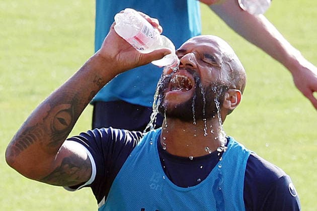 Sport Themen der Woche KW27 Sport Bilder des Tages 01.07.2026, xrekx, Fussball 3.Liga, SV Waldhof Mannheim - Trainingsauftakt Saison 2026 27 v.l. Terrence Boyd (SV Waldhof Mannheim) Trinkpause (DFL DFB REGULATIONS PROHIBIT ANY USE OF PHOTOGRAPHS as IMAGE SEQUENCES and or QUASI-VIDEO) Mannheim *** July 1, 2026, xrekx, Soccer 3rd Division, SV Waldhof Mannheim Start of Training for the 2026–27 Season, from left: Terrence Boyd, SV Waldhof Mannheim, Water Break. DFL and DFB regulations prohibit any use of photographs as image sequences and or quasi-video. Mannheim