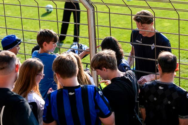 Thijmen Nijhuis (Torwart, SV Waldhof, 1) schreibt Autogramme für die Fans, Fans, Publikum, Zuschauer, Stimmung, Atmosphäre, Stadion, 01.07.2026, Mannheim (Deutschland), Fussball, 3. Liga, Trainingsstart SV Waldhof Mannheim, DFB DFL REGULATIONS PROHIBIT ANY USE OF PHOTOGRAPHS AS IMAGE SEQUENCES AND OR QUASI-VIDEO. *** Thijmen Nijhuis, goalkeeper for SV Waldhof, 1, signs autographs for the fans; fans, audience, spectators, mood, atmosphere, stadium, July 1, 2026, Mannheim, Germany, soccer, 3rd Division, start of training for SV Waldhof Mannheim, DFB and DFL regulations prohibit any use of photographs as image sequences and or quasi-video xozx
