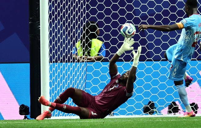 FIFA World Cup, WM, Weltmeisterschaft, Fussball 2026 - Round of 32 - England vs DR Congo Goalkeeper Lionel Mpasi of DR Congo makes a save during the FIFA World Cup 2026 Round of 32 match England against Democratic Republic of Congo, in Atlanta, USA, 01 July 2026. ATLANTA United States  Copyright: xRONALDxWITTEKx