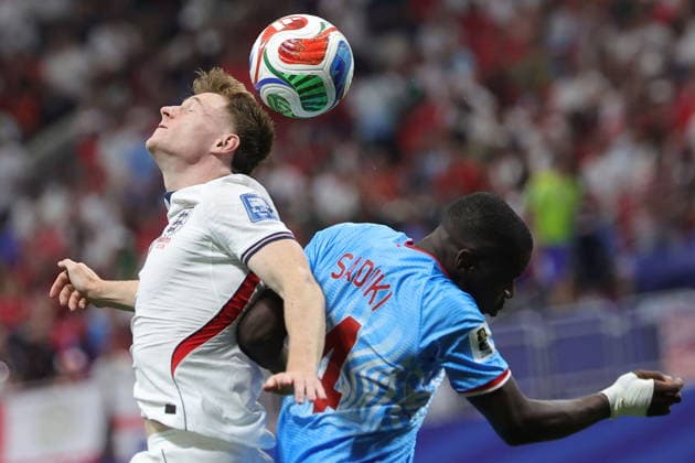 FIFA World Cup, WM, Weltmeisterschaft, Fussball 2026 - Round of 32 - England vs DR Congo Elliot Anderson (L) of England in action against Noah Sadiki of DR Congo during the FIFA World Cup 2026 Round of 32 match England against Democratic Republic of Congo, in Atlanta, USA, 01 July 2026. ATLANTA United States  Copyright: xCRISTOBALxHERRERA-ULASHKEVICHx