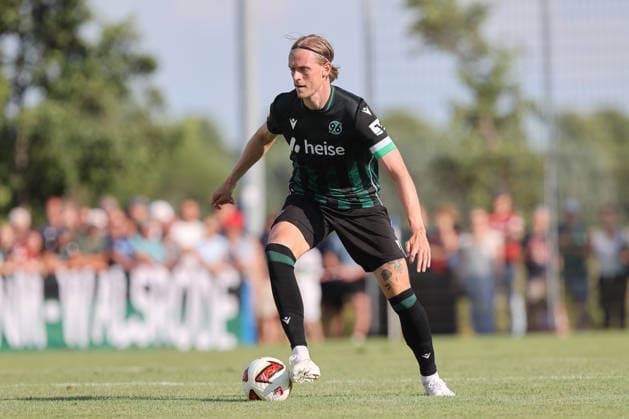 01.07.2026, xtgx, Fussball Testspiel, TSV Pattensen - Hannover 96 emspor, v.l. Stefan Teitur Thordarson (Hannover, 23) Freisteller, Einzelbild, Ganzkoerper, single frame (DFL DFB REGULATIONS PROHIBIT ANY USE OF PHOTOGRAPHS as IMAGE SEQUENCES and or QUASI-VIDEO) Pattensen *** July 1, 2026, xtgx, soccer exhibition match, TSV Pattensen vs. Hannover 96, from left: Stefan Teitur and Thordarson (Hannover), 23 players, single frame, full-body shot, single frame. DFL and DFB regulations prohibit any use of photographs as image sequences and or quasi-video. Pattensen
