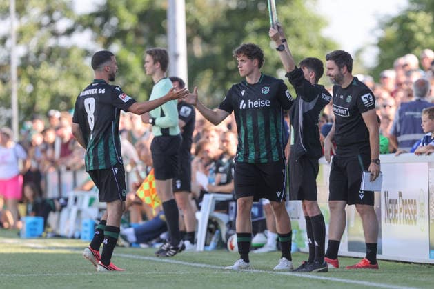 01.07.2026, xtgx, Fussball Testspiel, TSV Pattensen - Hannover 96 emspor, v.l. Waniss Taibi (Hannover, 26) , Kevin Ahlberg (Hannover) verletzt, Verletzung, injury, injured Auswechslung, Wechsel (DFL DFB REGULATIONS PROHIBIT ANY USE OF PHOTOGRAPHS as IMAGE SEQUENCES and or QUASI-VIDEO) Pattensen *** July 1, 2026, xtgx, soccer friendly, TSV Pattensen vs. Hannover 96, from left: Waniss Taibi (Hannover), 26, Kevin Ahlberg, Hannover, injured, injury, injured, substitution, DFL DFB REGULATIONS PROHIBIT ANY USE OF PHOTOGRAPHS AS IMAGE SEQUENCES AND OR QUASI-VIDEO Pattensen