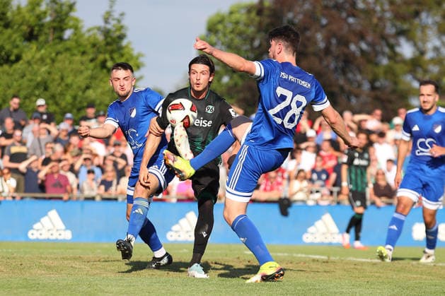 01.07.2026, xtgx, Fussball Testspiel, TSV Pattensen - Hannover 96 emspor, v.l. Jean Hugonet (Hannover) Zweikampf, Duell, Kampf, tackle (DFL DFB REGULATIONS PROHIBIT ANY USE OF PHOTOGRAPHS as IMAGE SEQUENCES and or QUASI-VIDEO) Pattensen *** July 1, 2026, xtgx, soccer exhibition match, TSV Pattensen vs. Hannover 96, from left: Jean Hugonet, Hannover; tackle, duel, battle, DFL DFB REGULATIONS PROHIBIT ANY USE OF PHOTOGRAPHS AS IMAGE SEQUENCES AND OR QUASI-VIDEO, Pattensen