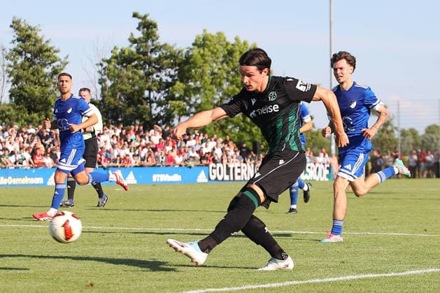 01.07.2026, xtgx, Fussball Testspiel, TSV Pattensen - Hannover 96 emspor, v.l. Jean Hugonet (Hannover) schiesst den Ball aufs Tor, Torschuss, Schuss (DFL DFB REGULATIONS PROHIBIT ANY USE OF PHOTOGRAPHS as IMAGE SEQUENCES and or QUASI-VIDEO) Pattensen *** July 1, 2026, xtgx, Soccer Friendly Match, TSV Pattensen vs. Hannover 96, from left: Jean Hugonet (Hannover) shoots the ball toward the goal, shot on goal, shot DFL DFB REGULATIONS PROHIBIT ANY USE OF PHOTOGRAPHS as IMAGE SEQUENCES and or QUASI-VIDEO Pattensen