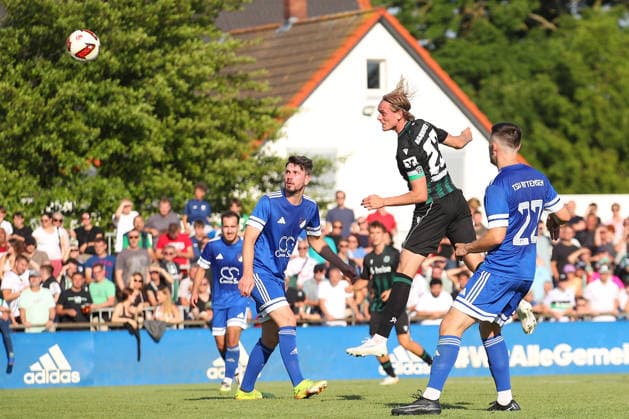 Sport Bilder des Tages 01.07.2026, xtgx, Fussball Testspiel, TSV Pattensen - Hannover 96 emspor, v.l. Stefan Teitur Thordarson (Hannover, 23) kopfball schiesst den Ball aufs Tor, Torschuss, Schuss (DFL DFB REGULATIONS PROHIBIT ANY USE OF PHOTOGRAPHS as IMAGE SEQUENCES and or QUASI-VIDEO) Pattensen *** July 1, 2026, xtgx, soccer exhibition match, TSV Pattensen vs. Hannover 96, from left: Stefan Teitur and Thordarson of Hannover; number 23 heads the ball toward the goal, shot on goal, shot DFL DFB REGULATIONS PROHIBIT ANY USE OF PHOTOGRAPHS as IMAGE SEQUENCES and or QUASI-VIDEO Pattensen