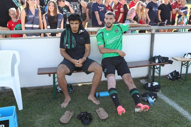 01.07.2026, xtgx, Fussball Testspiel, TSV Pattensen - Hannover 96 emspor, v.l. Husseyn Chakroun (Hannover, 14), Waniss Taibi (Hannover, 26) verletzt, Verletzung, injury, injured (DFL DFB REGULATIONS PROHIBIT ANY USE OF PHOTOGRAPHS as IMAGE SEQUENCES and or QUASI-VIDEO) Pattensen *** July 1, 2026, xtgx, soccer friendly match, TSV Pattensen vs. Hannover 96, from left: Husseyn Chakroun (Hannover), 14, Waniss Taibi, Hannover, 26, injured, injury, injured DFL DFB REGULATIONS PROHIBIT ANY USE OF PHOTOGRAPHS AS IMAGE SEQUENCES AND OR QUASI-VIDEO Pattensen